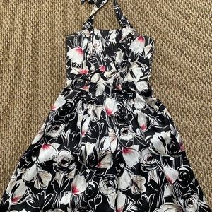Beautiful Silky White House Black Market Dress